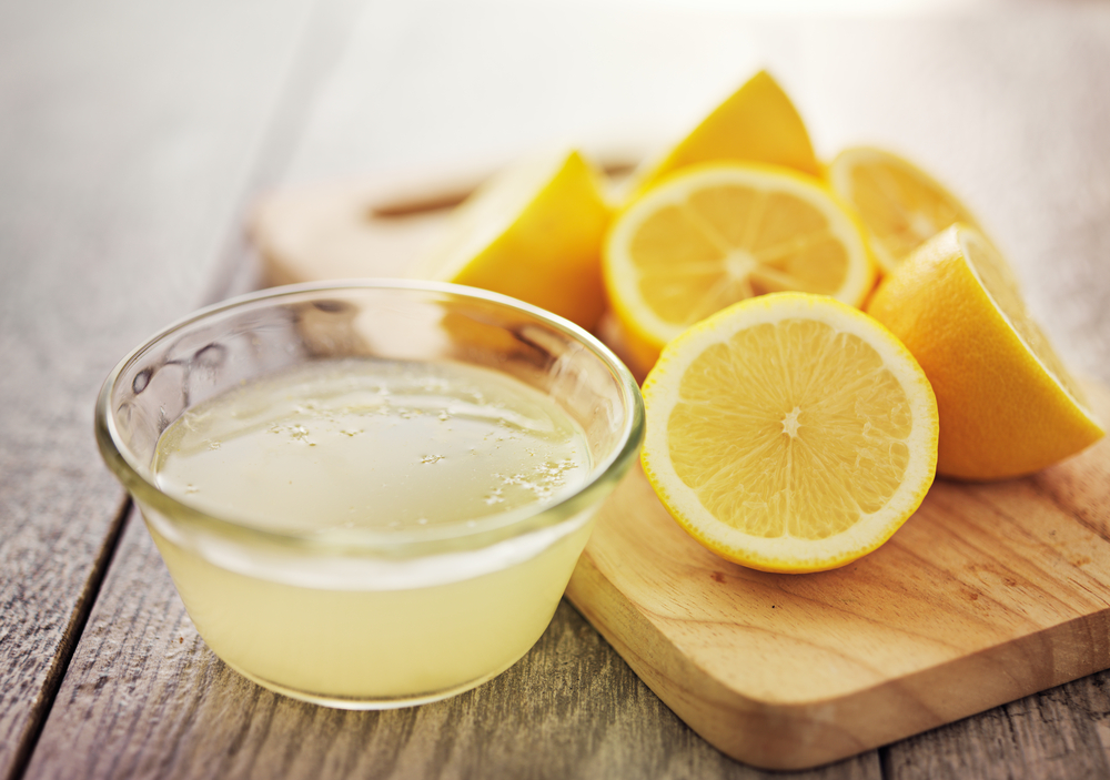 Freshly,Squeezed,Lemon,Juice,In,Small,Bowl