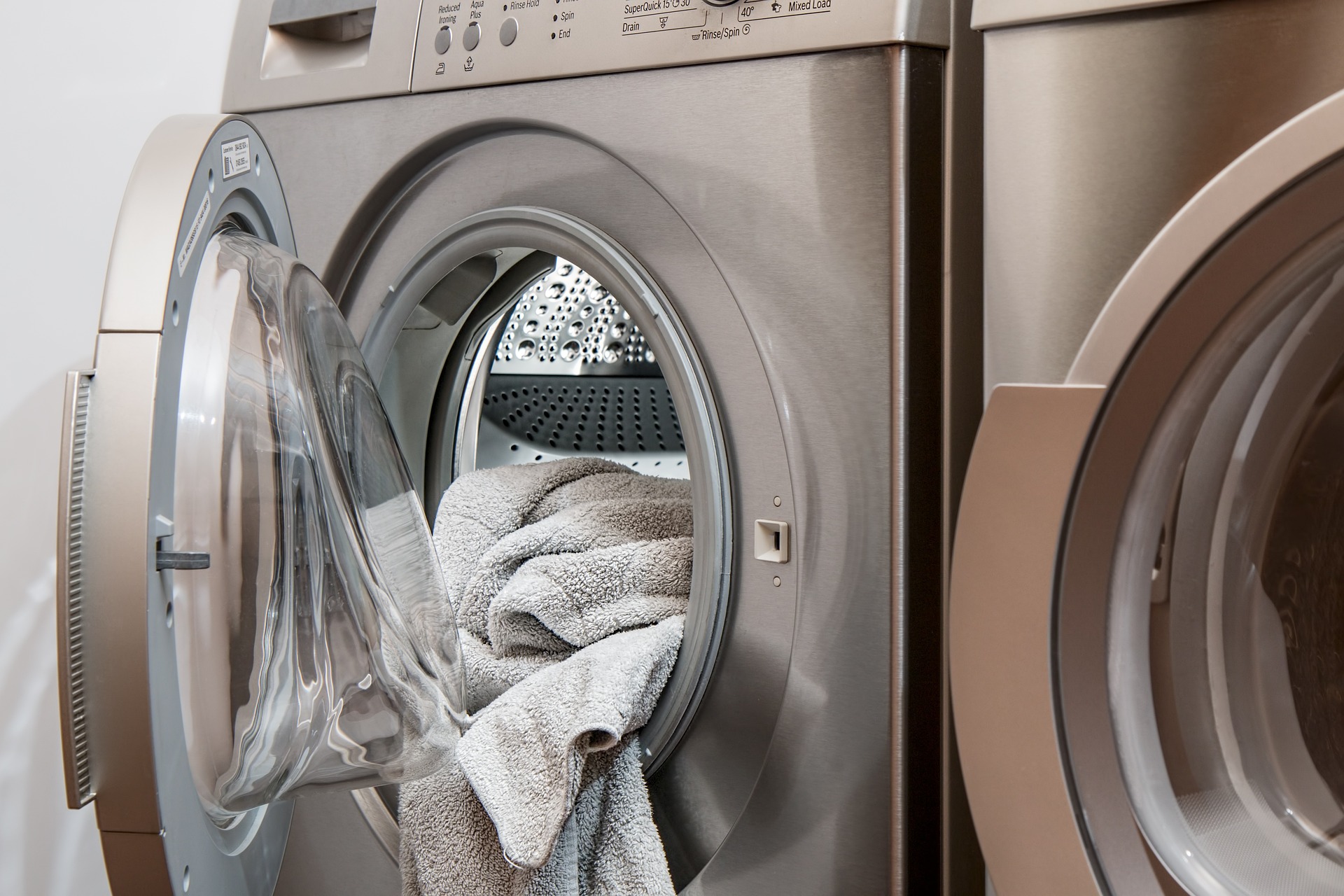 How Much Does A Load Of Laundry Cost At Home: Home vs Laundromat Costs